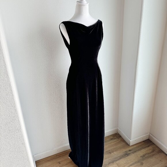VINTAGE HANDMADE FLOOR LENGTH BLACK VELVET DRESS - Picture 2 of 7